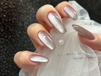 サンミーゴネイル 神戸店(Sunmego Nail)の写真/≪シンプル×華やか≫オフィスもOK！カラー・パーツも豊富で周りと差をつける上品ネイルで指先を彩る◎