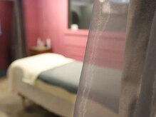 サロン ド マナ 神戸三宮店(salon de MANA)の雰囲気（ピンクでアーチデザインのオシャレなサロン）