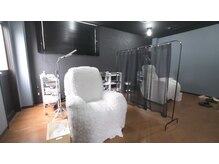 フェニーチェ 高崎(FENICE)の雰囲気（男性も通いやすいシックなデザイン。美眉スタイリング ￥4,400）