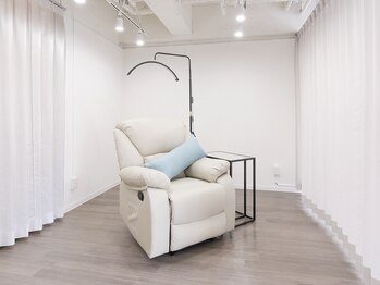 EYE＆NAIL YUZUME 蒲田店【パリジェンヌ/フラットラッシュ/アイブロウ/パラジェル】の写真/広々としたこだわりの半個室×リクライニングチェアの贅沢空間で、心ほどける至福の時間を◎
