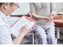 亀有成る鍼灸整骨院/症状確認の様子