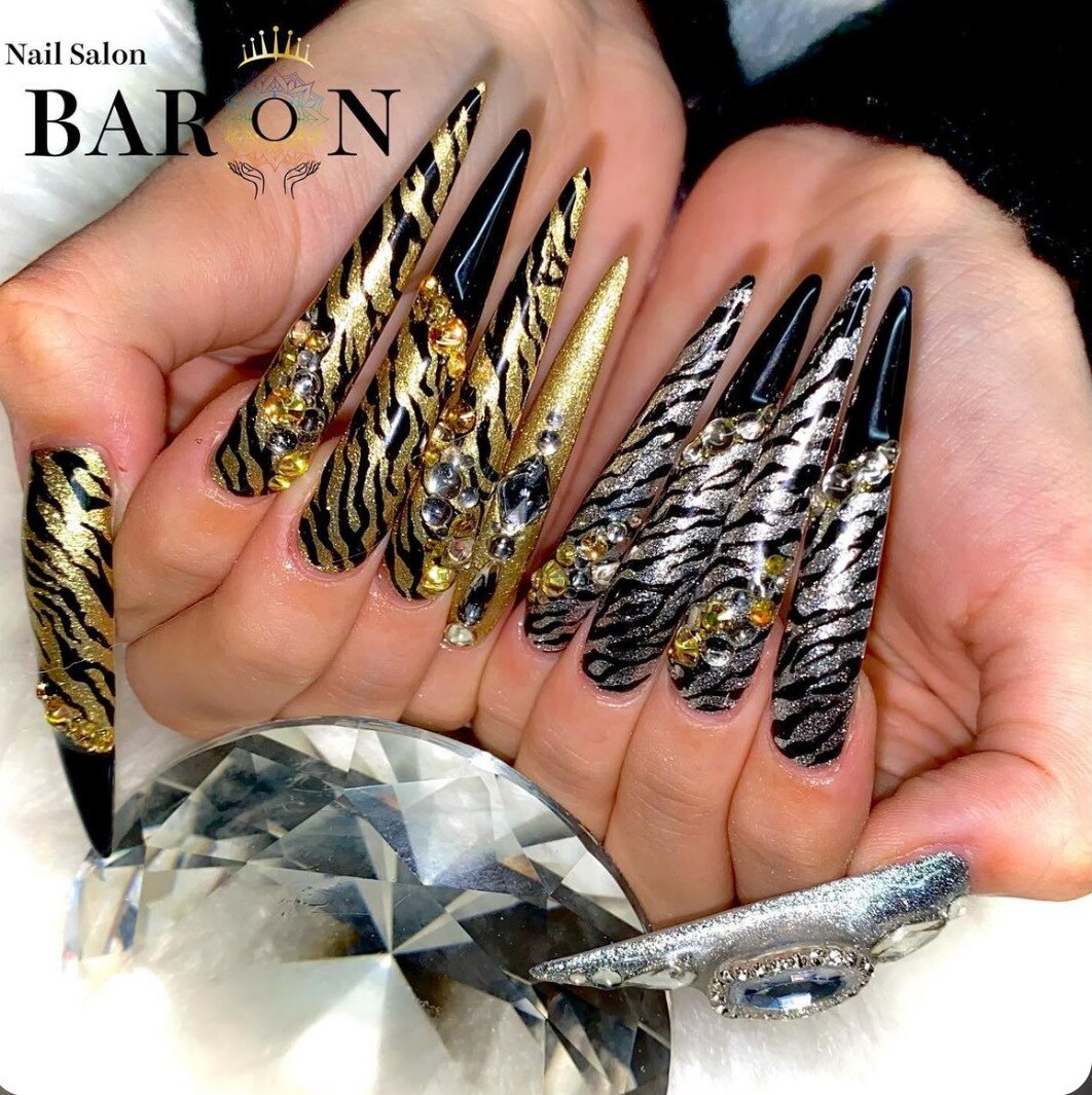 2025年-2026年冬トレンド】ブラック ハンド スーパーロングのネイル