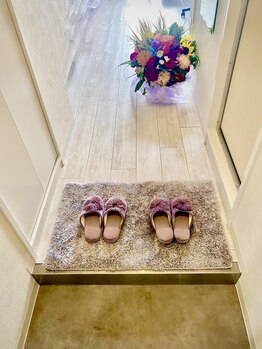 モーイ ブルップ 高槻店(mooi beloep)/スリッパに履き替えます♪