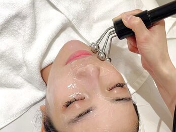 エムズビューティスタジオ エステ リラク 西川口店(M's Beauty Studio)の写真/【二重アゴ、ほうれい線が気になる方必見！】顔の筋膜にアプローチし、お顔のむくみやたるみを徹底改善◎