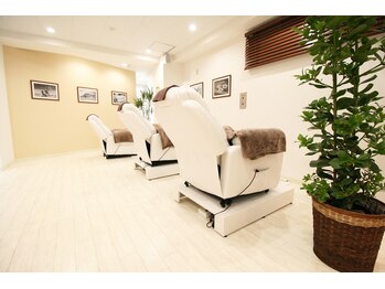 アイラッシュリゾート カハラ 国分寺店/広めの店内も落ち着けるポイント