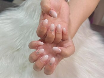 エクラフィーネ(ECLAFEEINE)の写真/【4月ネイル始動】肌なじみ抜群の絶妙カラー★極上の艶と美フォルムで魅せる洗練されたシンプルネイル♪