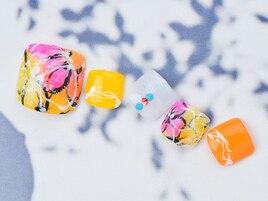 66.大人女性のフットネイル