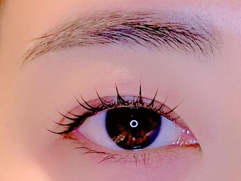 ビーネ(Bi-ne)の写真/《お子様連れOK★》ダメージレスまつ毛パーマ導入♪経験豊富なスタッフが理想のお目元に導きます◎