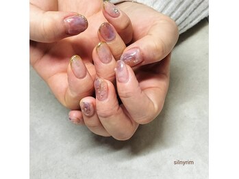 シルニー リム(Silny rim)/アシンメトリーニュアンスネイル