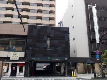 サロン デ モンターニユ(SALON DES montagnes)/駐車場の入り口です