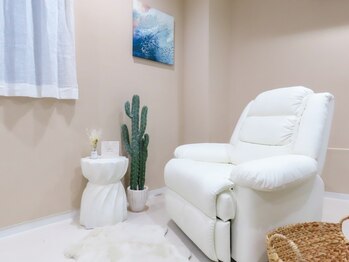 ソルテ 東久留米店(sorte)の写真/東久留米駅チカ☆ベージュ×アイボリーを基調とした、オシャレな空間で印象的な目元に大変身♪