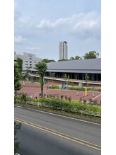 クオーレ/正面に多摩市立図書館