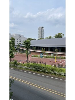 クオーレ/正面に多摩市立図書館