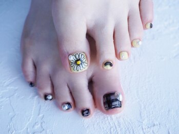 ネイル フライガール(nail FLY GIRL)の写真/吹き抜けのある洗練されたこだわり空間＊ラグジュアリーな店内で贅沢な時間を♪綺麗な足元から気分UP◎