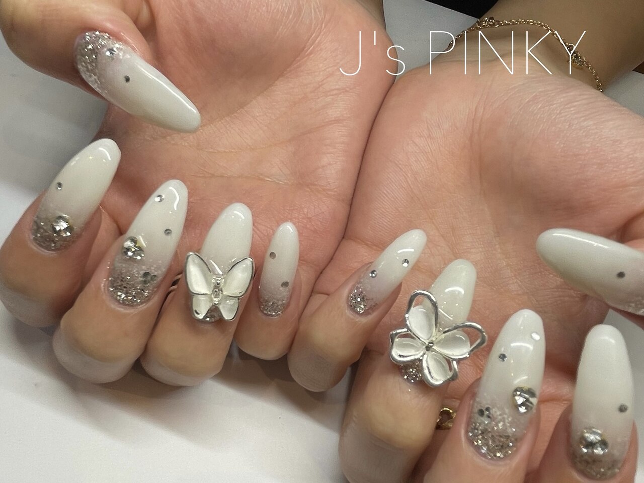 ロングネイル ホワイト ブラック 花 2025年秋トレンド】ホワイト スーパーロングのネイルデザイン集