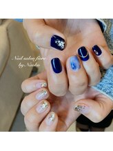 フィオーレ(fiore)/ネイビーが目を惹くアシメネイル