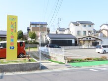 ラングル 福津(L’ongle)/幼稚園看板と駐車場の間です