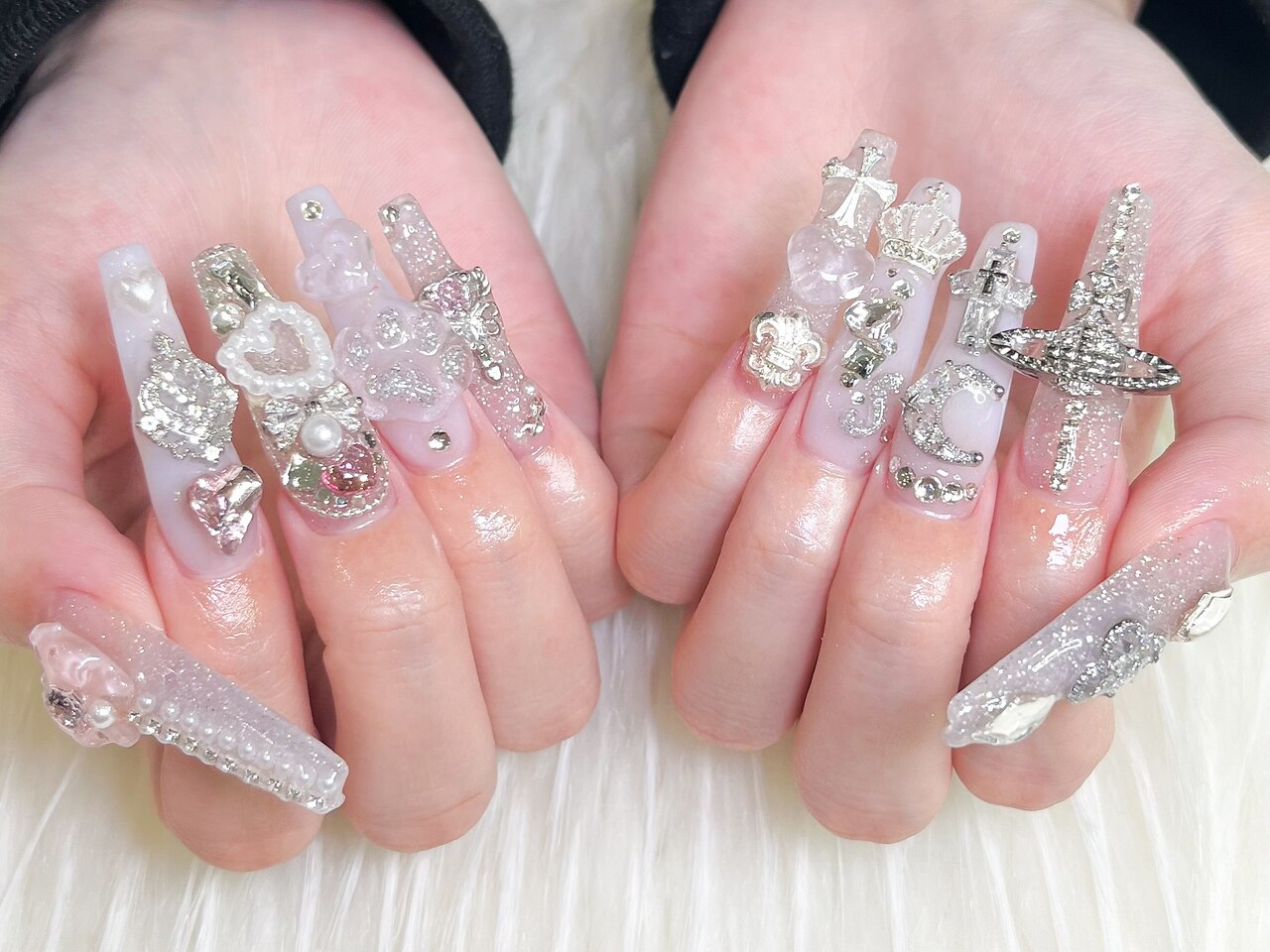 2025年-2026年冬トレンド】スタッズ スーパーロングのネイルデザイン集