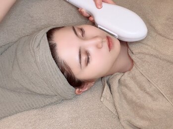 エムボーテ 太田店(M BEAUTE33)の写真/【顔筋小顔コルギ+光フェイシャル】小顔×美肌の最強セット！毛穴の引き締め・美白・リフトアップを実感◎