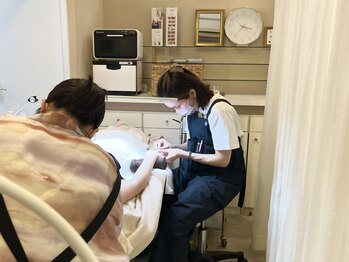 ビューチェ アイラッシュ(Beauce eyelash)の写真/【＊ネイル・まつ毛の同時施術OK＊】ネイルもまつ毛も一度にケア◎時短施術が叶うサロン！