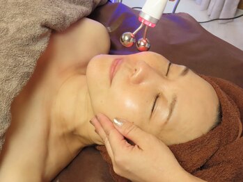 オトゥールボーテ(OToolBeaute)の写真/【結果と根拠にこだわり◎】年齢を重ねてきになるほうれい線やたるみを改善！最新機器も豊富にご用意