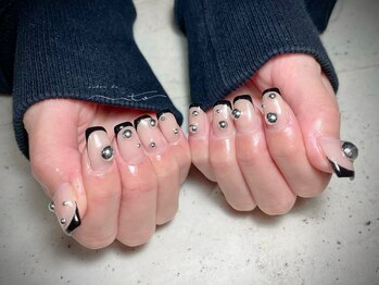 サロンド イト(salon de ito)/黒フレンチ×スタッズ