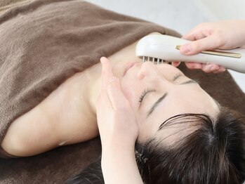 アリリン 銀座店(allilin)の写真/【小顔矯正×頭蓋骨矯正★】筋膜リリースストレッチと掛け合わせたコースで小顔リフトアップ効果をキープ！