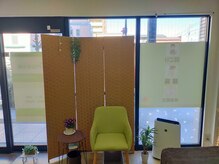 越谷ゆずりは整体院の雰囲気(グリーンを基調とした落ち着いた雰囲気のプライベートな空間。)