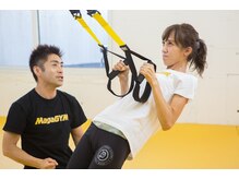 マガジム 六本木店(MagaGYM)の雰囲気（お腹と二の腕を引き締める体幹トレのTRX）