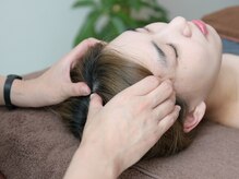 そよかぜ整体院の雰囲気（頭部のツボを刺激。血液循環を促し、眼精疲労、睡眠効果UP。）
