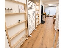 アールケイ 飯田橋店(RK)の雰囲気(白と木目を基調にした、明るく温かみのあるサロンの店内です)