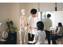 ハヤト整体院の雰囲気（骨模型を使い、体で何が起きているかをお伝えします）