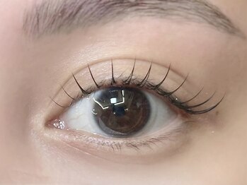 トーキョーパートナーズ(TOKYO PARTNERS)の写真/\ナチュラルなのにふとした瞬間に目を惹く/年齢を問わず、上品な目元を叶える“大人の似合わせデザイン”