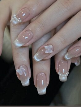 ユミ チップ ジェル ナガサダシ(U.m_)の写真/【マグネット×フレンチ】SNSで話題のデザインも◎上品×華やかな指先で、周りと差がつく褒められネイル♪