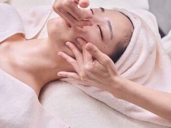 フルールドゥスリジェール(Fleurs de Cerisier)の写真/【熟練の手技×幹細胞美容】たるみ肌に徹底アプローチ！パワフルかつ繊細な手技でリフトアップを叶えます☆