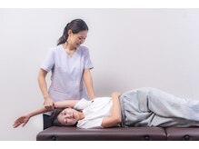 肩甲骨はがしで首肩こり・猫背を改善に導く姿勢専門整体 江坂駅前院の雰囲気(50店舗以上展開するサロンの骨格矯正術 × 独自の整体術)