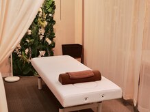 小顔美肌ファクトリー 梅田院/花に囲まれた癒しの空間
