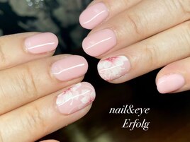 お花がアクセントのシンプルnail