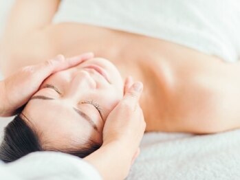 コモド(COMODO)の写真/マルチフェイシャルで小顔を叶えます！リンパマッサージや石膏パックでキレイを引き出す贅沢な時間を☆