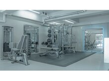 ザ フィット ラウンジ(THE FIT LOUNGE)の雰囲気（モノトーンで統一された環境は“鍛える時間”を美しくします）