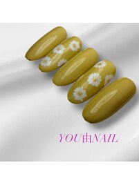 大人可愛いマーガレットネイル