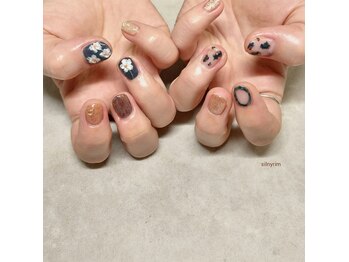 シルニー リム(Silny rim)/アシンメトリーニュアンスネイル