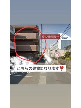 ラポール(Rapport)/すぐに白い建物と茶色い建物が