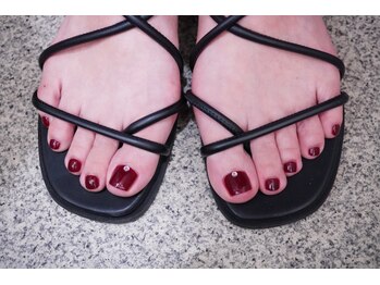 プチリリィ(Petit Lily)/黒のサンダルには赤がぴったり!