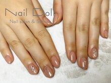 ネイルドール(Nail Doll)/馴染みカラーにラメホロ
