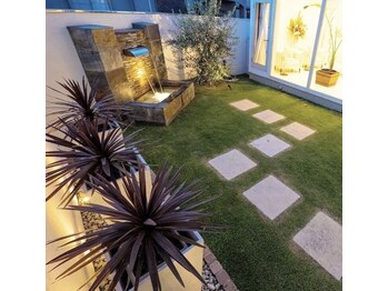 ティーズキッス(T’s Kiss)/中庭グリーンスペース