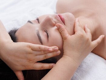 神の手/お顔の骨を正しい位置に導き、