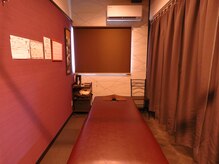 施術ルームはカーテンで仕切った個室型♪くつろげる空間です。