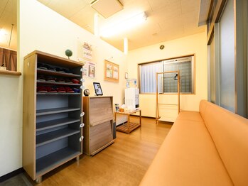 アース鍼灸整骨院/待合スペース