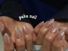 プクネイル(puku nail)の雰囲気（指先に艶ときらめきを添えるオーロラネイル。）